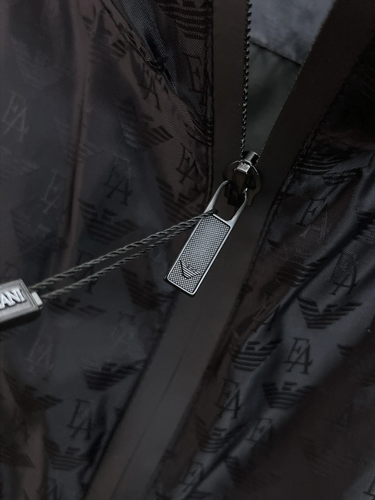 Armani official website Same Style, complete with three labels, on sale in advance. 2026 Autumn and Winter New Arrival men's jacket, Original with complete three labels, Premium version. Custom-made fabrics at the counter. Breathable, high comfort, impeccable details, brand element design concept, reflecting high quality. It feels delicate and soft, presents a casual cut, and has a great upper body shape. Sizes: M～3XL,